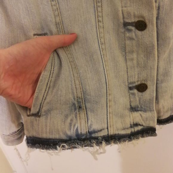 Light wash denim jacket w/ raw hem detail - Picture 7 of 8